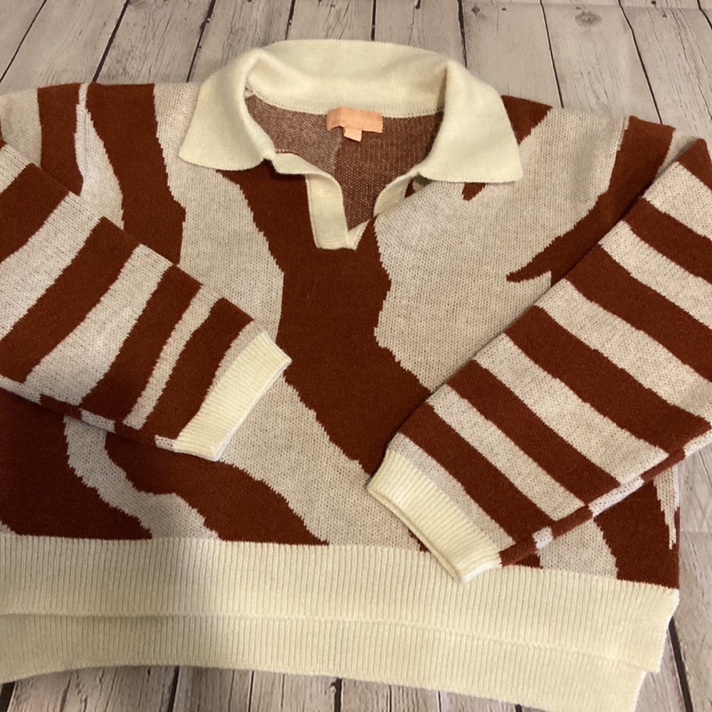 Animal print crop top for Fall! So soft and cozy. Women’s size Large. EUC! - Picture 6 of 10